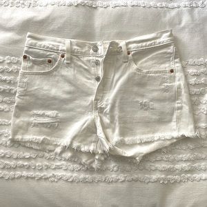 White Levi’s Denim Shorts Size 28